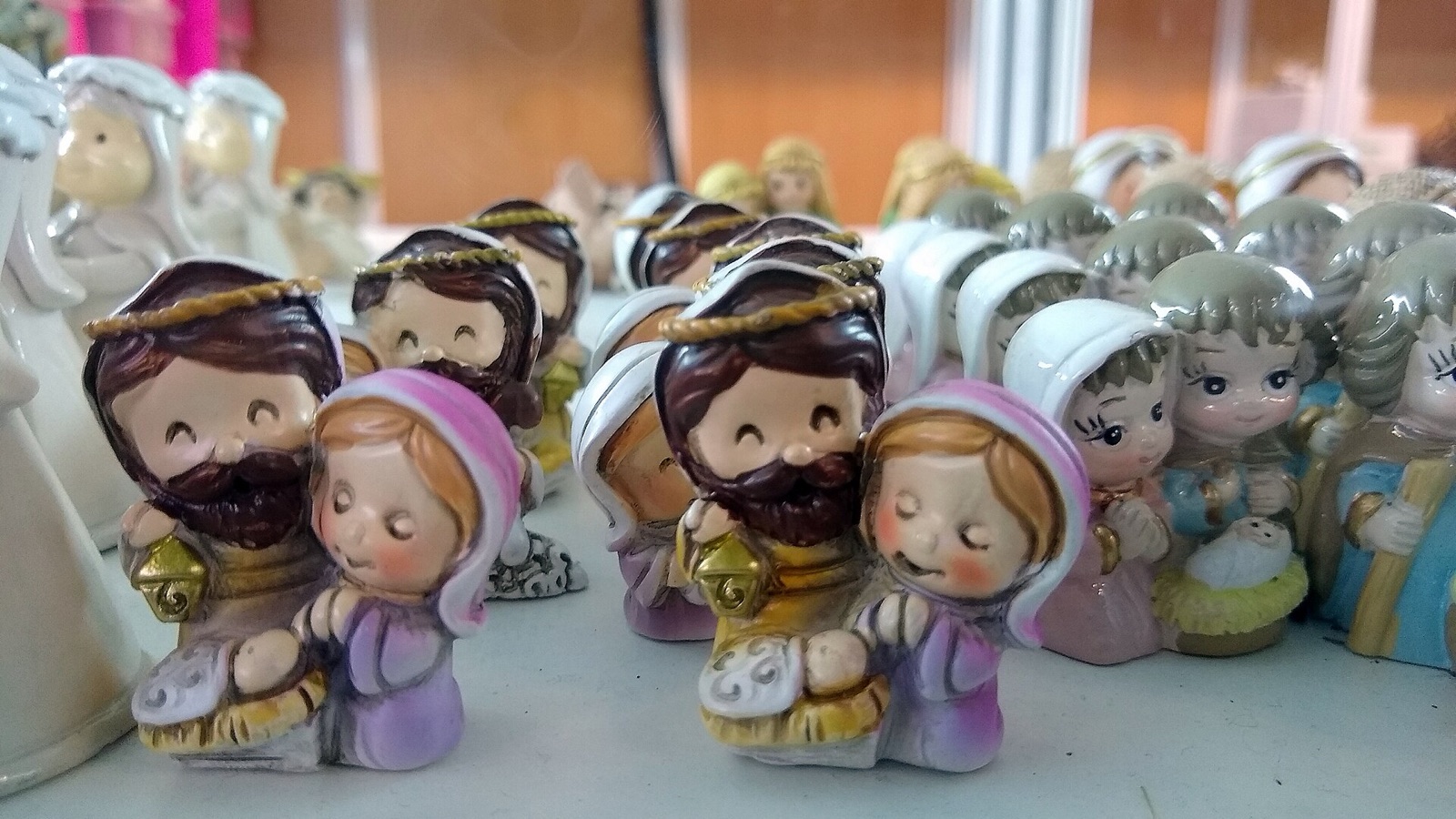 Figuras de belén a la venta en un puesto de la Feria del Belén de Sevilla, en 2019