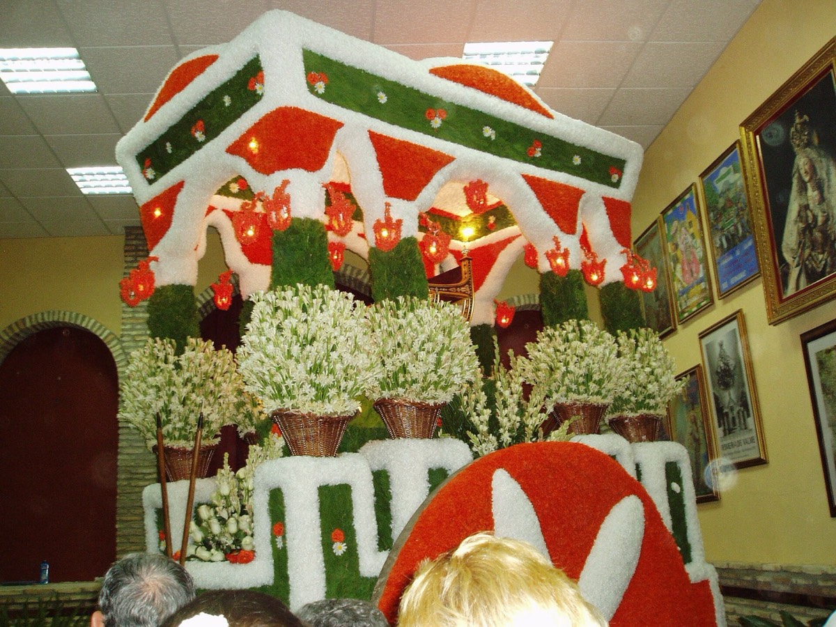 La carreta de la Virgen de Valme, exornada con flores de papel blancas, rojas y verdes, con canastas de nardos en la base de las columnas