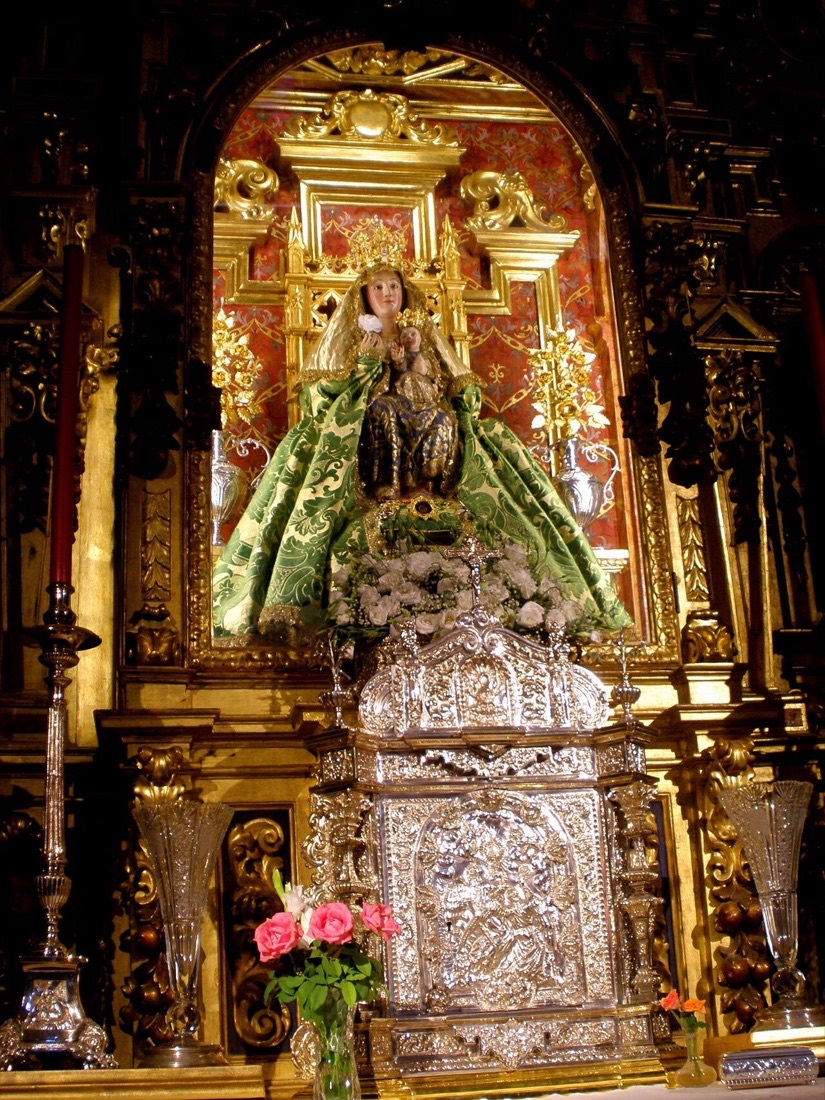 La Virgen de Valme con el Niño, coronada, en su capilla de Santa María Magdalena