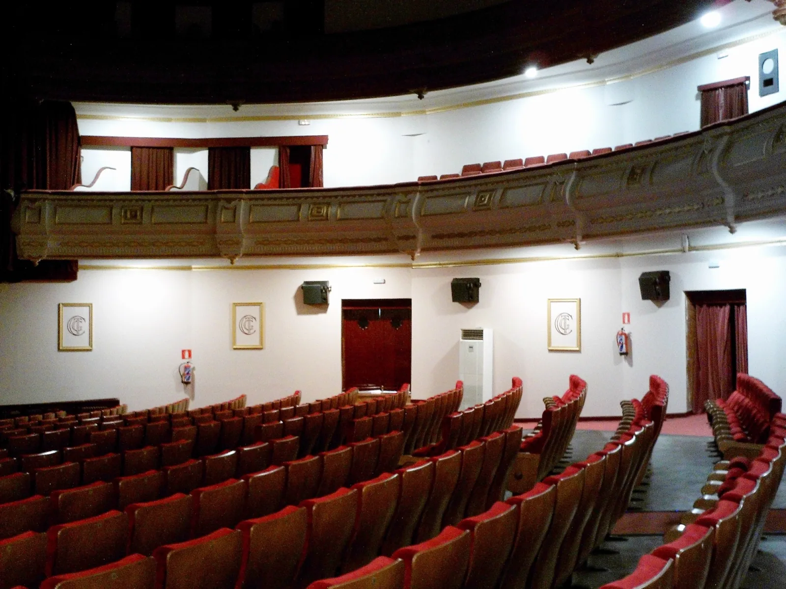 Patio de butacas y anfiteatro del Cine Cervantes de Sevilla, una de las sedes del Festival de Cine Europeo.