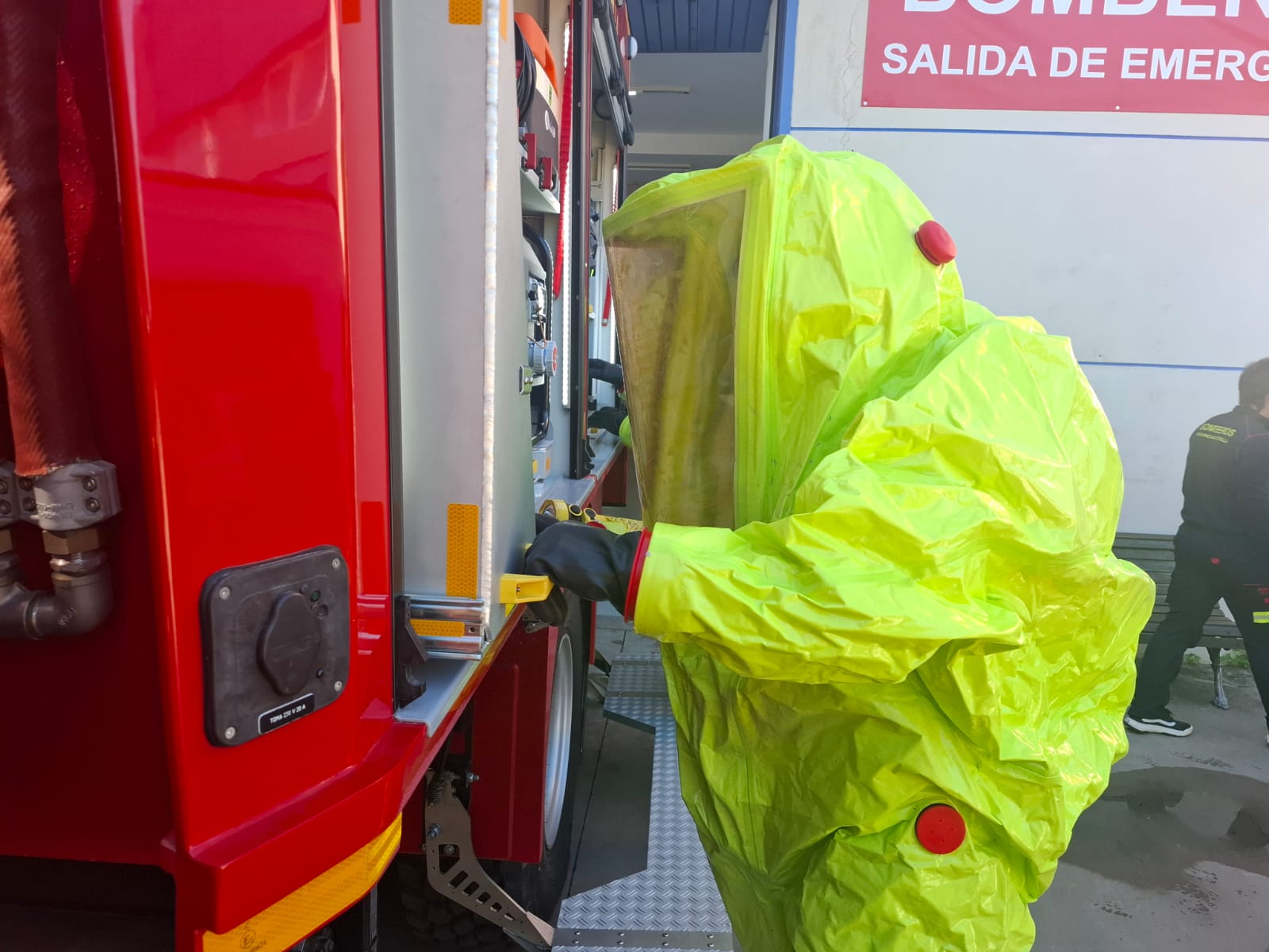 Imagen de la noticia: Veinte bomberos del Consorcio se forman en Sanlúcar la Mayor para actuar ante riesgos químicos y biológicos