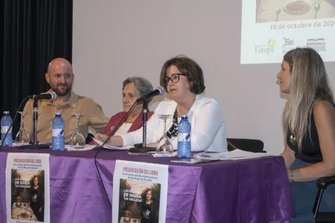 Image for the story: María La Valleja presents her recipe book in Estepa