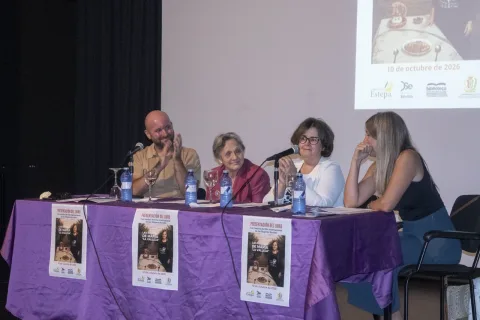 Image for the story: María La Valleja presents her recipe book in Estepa