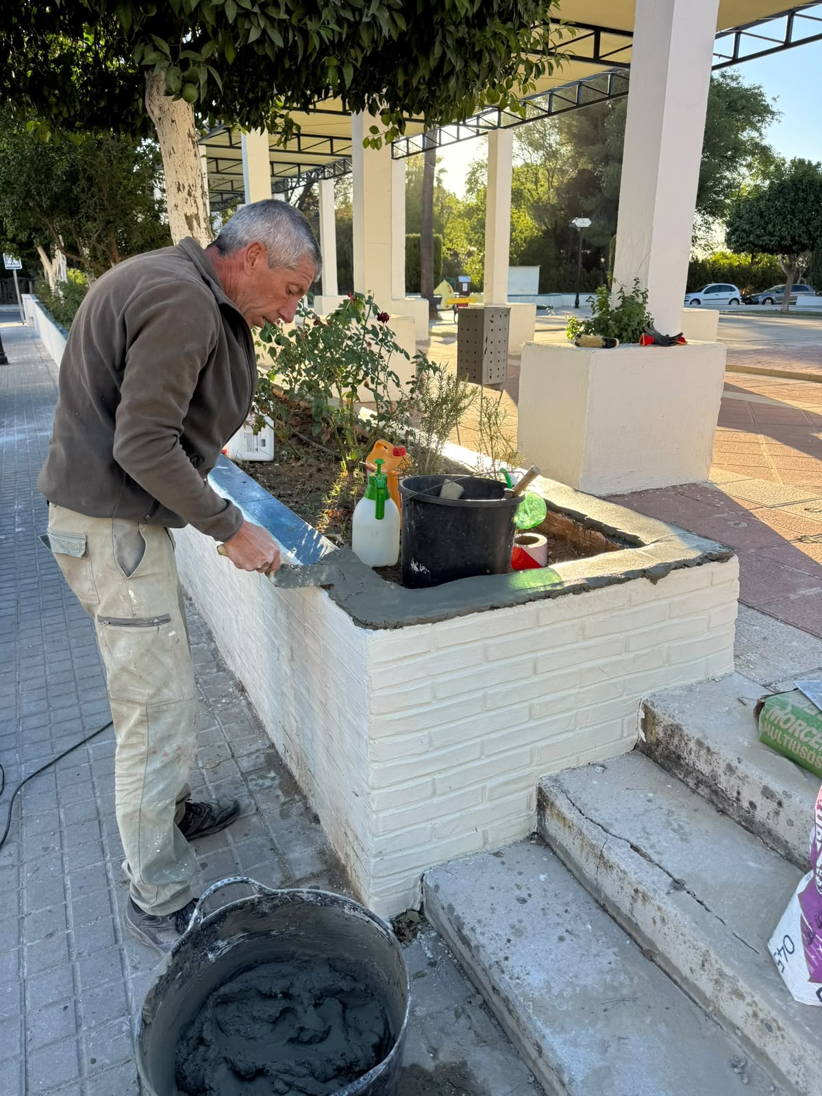 Imagen de la noticia: Guillena refuerza el mantenimiento de calles con arreglos en las barriadas