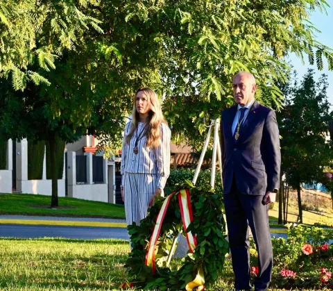 Imagen de la noticia: Tomares renombra la Rotonda de la Luz como Glorieta de la Hispanidad