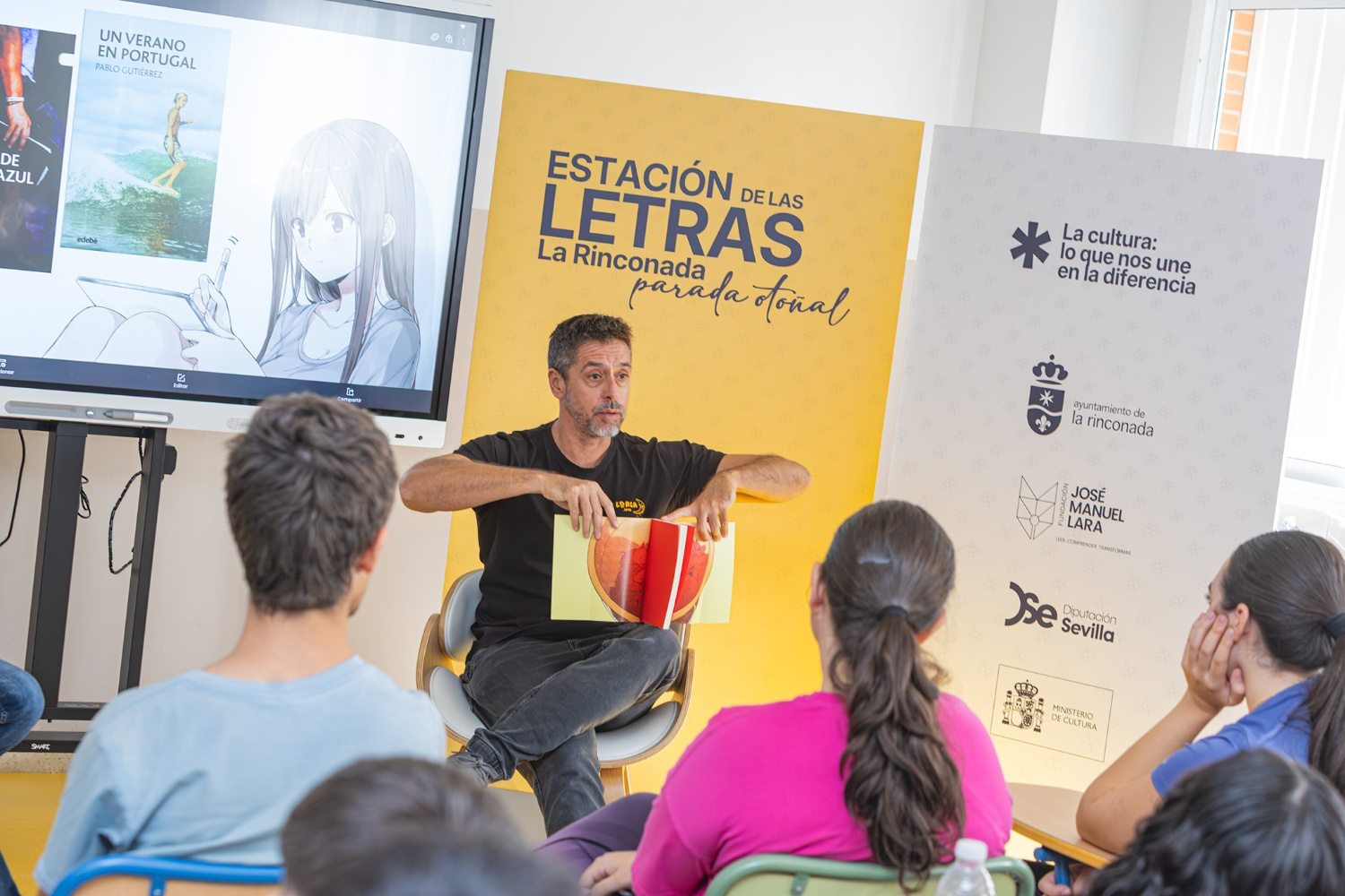 Image for the story: The writer Pablo Gutiérrez chats with Baccalaureate students in La Rinconada