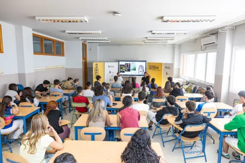 Image for the story: The writer Pablo Gutiérrez chats with Baccalaureate students in La Rinconada