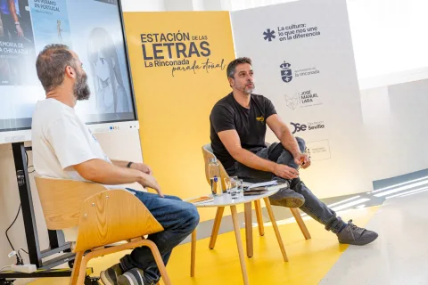 Image for the story: The writer Pablo Gutiérrez chats with Baccalaureate students in La Rinconada
