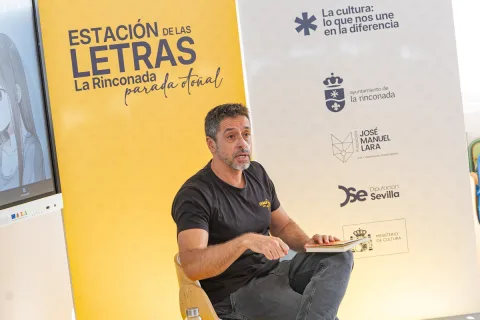 Image for the story: The writer Pablo Gutiérrez chats with Baccalaureate students in La Rinconada