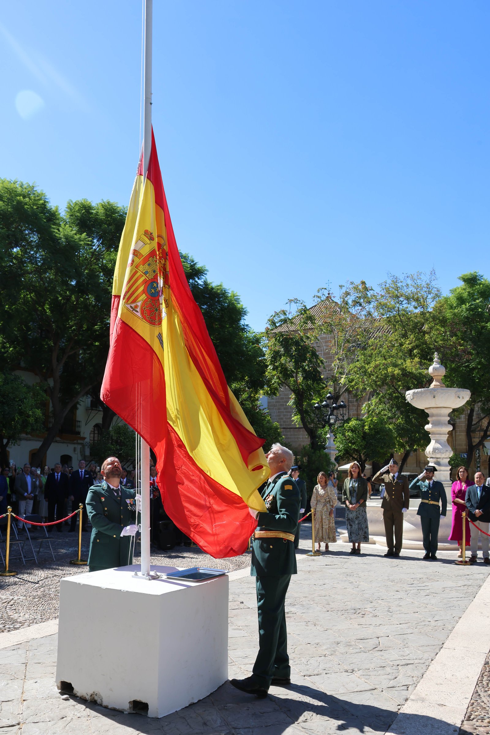 Imagen de la noticia: Osuna traslada por primera vez a la Plaza Mayor la izada de bandera del 12 de octubre