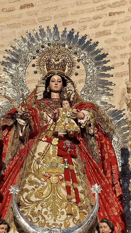 Image for the story: Gines celebrates the procession of the Virgen del Rosario and Santa Rosalía on Saturday