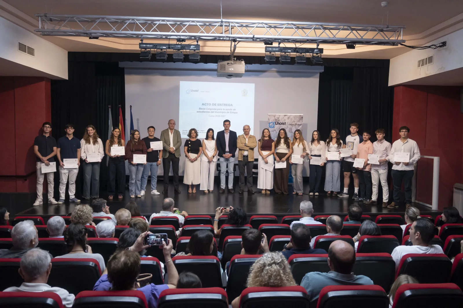 Imagen de la noticia: Estepa entrega 16 becas de 1.000 euros a jóvenes para estudios superiores
