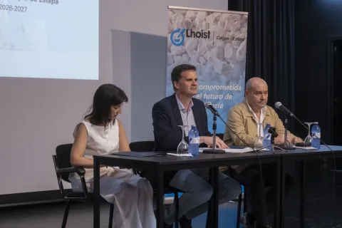 Imagen de la noticia: Estepa entrega 16 becas de 1.000 euros a jóvenes para estudios superiores
