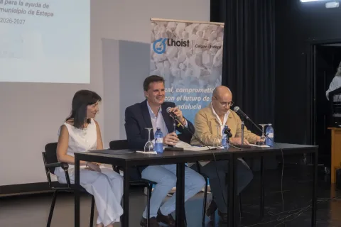 Imagen de la noticia: Estepa entrega 16 becas de 1.000 euros a jóvenes para estudios superiores