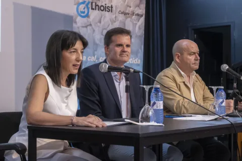 Imagen de la noticia: Estepa entrega 16 becas de 1.000 euros a jóvenes para estudios superiores