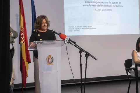 Imagen de la noticia: Estepa entrega 16 becas de 1.000 euros a jóvenes para estudios superiores