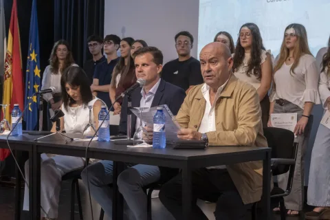 Imagen de la noticia: Estepa entrega 16 becas de 1.000 euros a jóvenes para estudios superiores