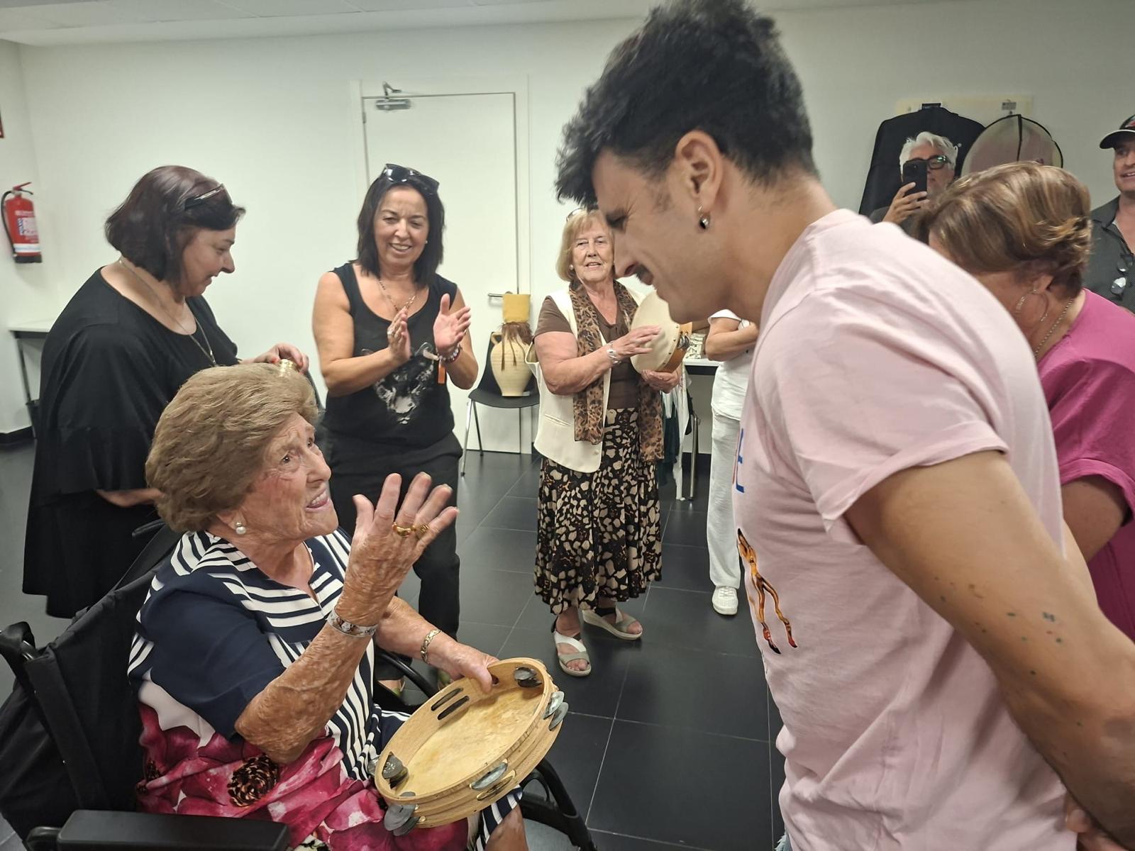 Imagen de la noticia: Las corraleras de Lebrija actúan en 'El perro andaluz' junto a Rodrigo Cuevas