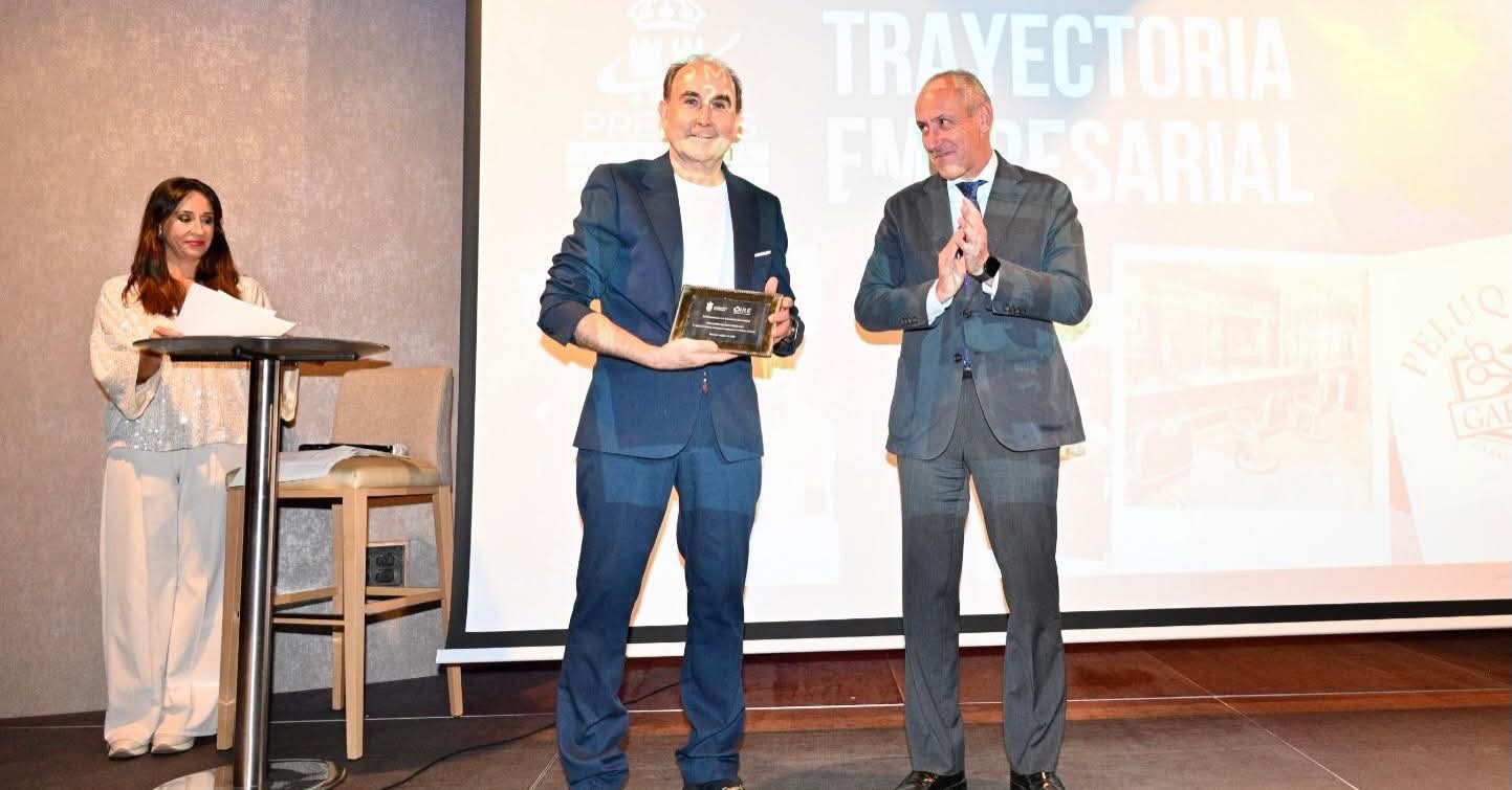 Imagen de la noticia: Tomares entrega sus premios a la excelencia empresarial a cinco negocios locales