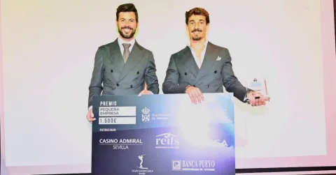 Imagen de la noticia: Tomares entrega sus premios a la excelencia empresarial a cinco negocios locales