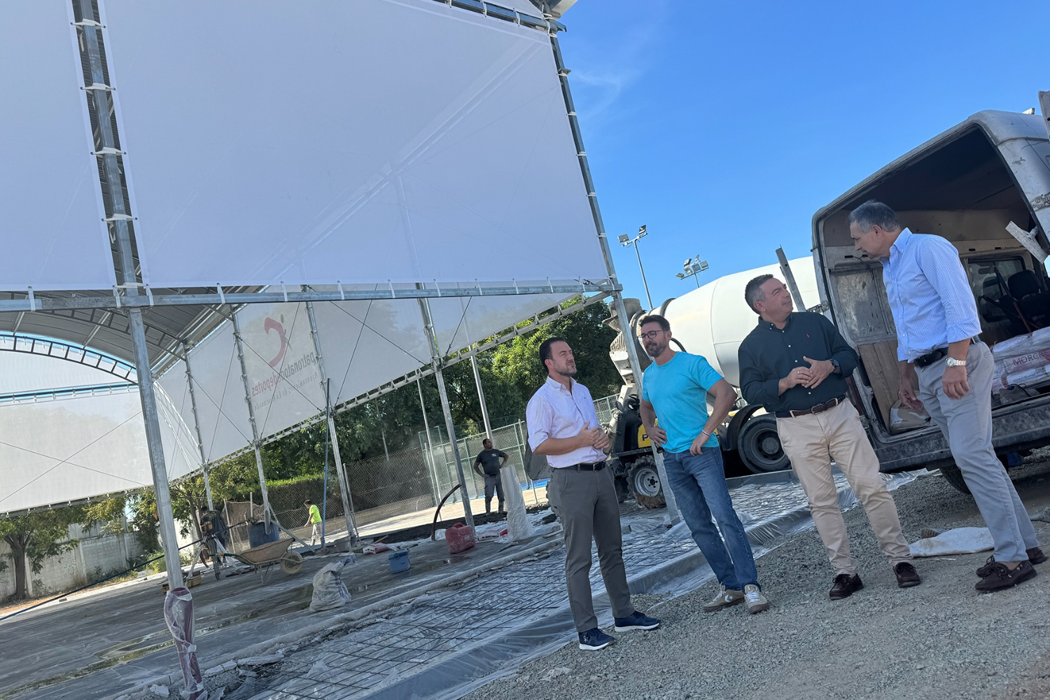Imagen de la noticia: La Rinconada ultima dos pistas de pádel cubiertas de uso público