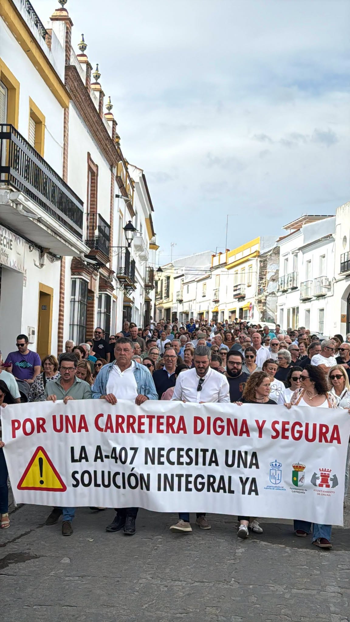 Imagen de la noticia: Fuentes de Andalucía y Lantejuela llevan a Sevilla su exigencia de arreglar la A-407