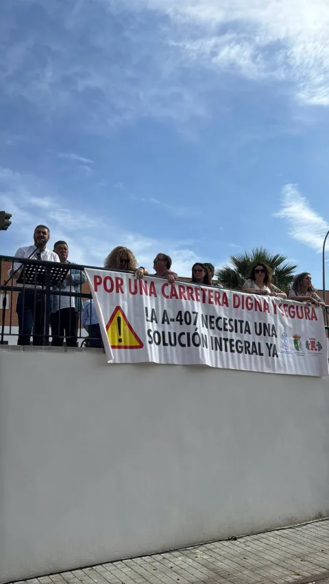 Imagen de la noticia: Fuentes de Andalucía y Lantejuela llevan a Sevilla su exigencia de arreglar la A-407