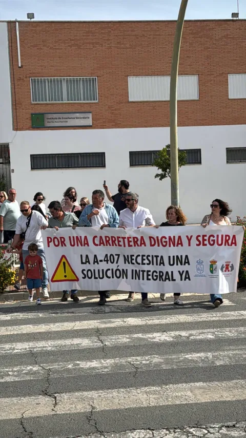 Imagen de la noticia: Fuentes de Andalucía y Lantejuela llevan a Sevilla su exigencia de arreglar la A-407