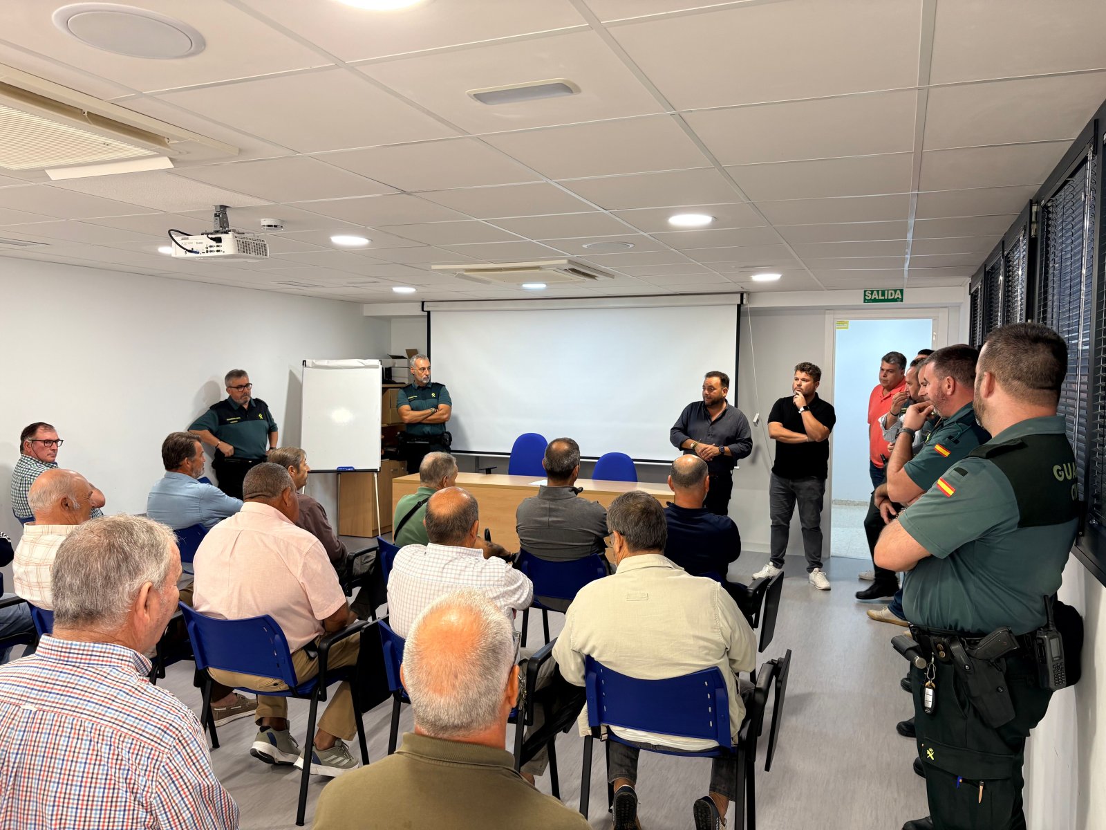 Imagen de la noticia: La Algaba coordina a la Guardia Civil y la Policía Local para vigilar el campo en la campaña de la naranja