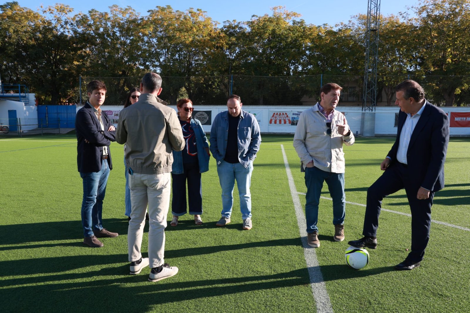 Imagen de la noticia: Villaverde del Río estrena el primer césped artificial de Andalucía sin microplásticos ni riego
