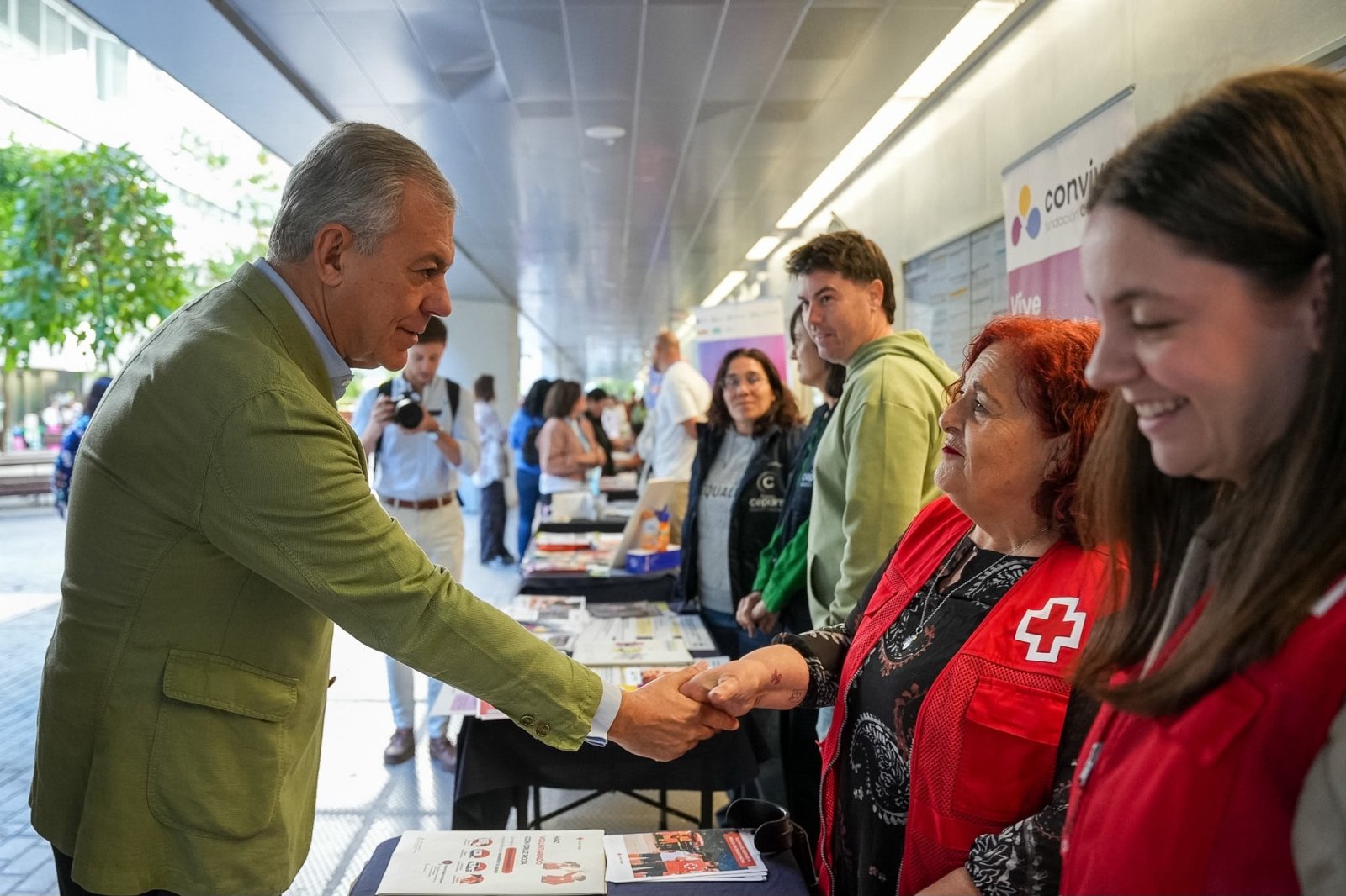Imagen de la noticia: El Ayuntamiento de Sevilla supera los 560 millones en políticas sociales en tres años