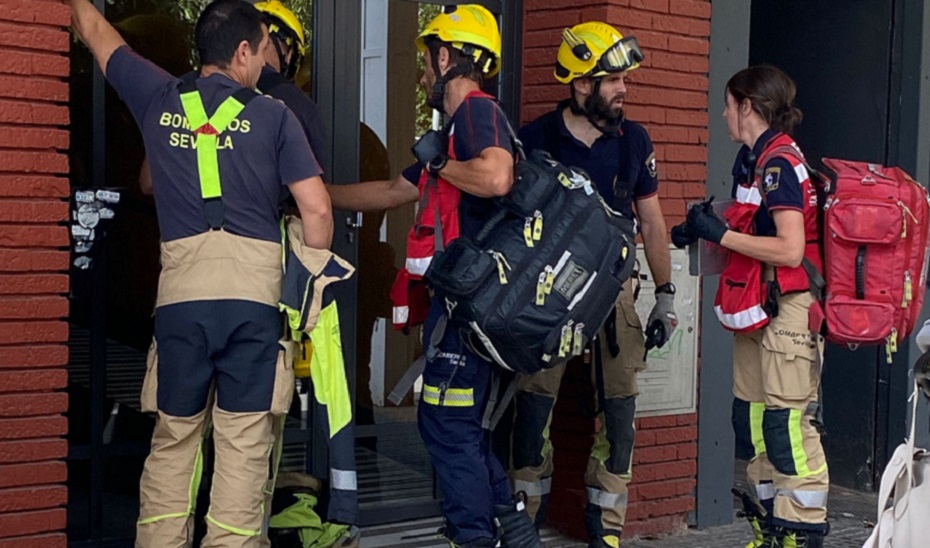 Imagen de la noticia: Cuatro heridos por humo y quemaduras en el incendio de una vivienda en Los Pajaritos