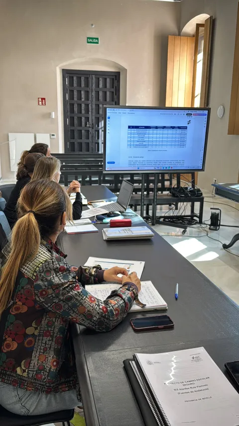 Imagen de la noticia: Fuentes de Andalucía presenta a la comunidad educativa su plan de Caminos Escolares Seguros