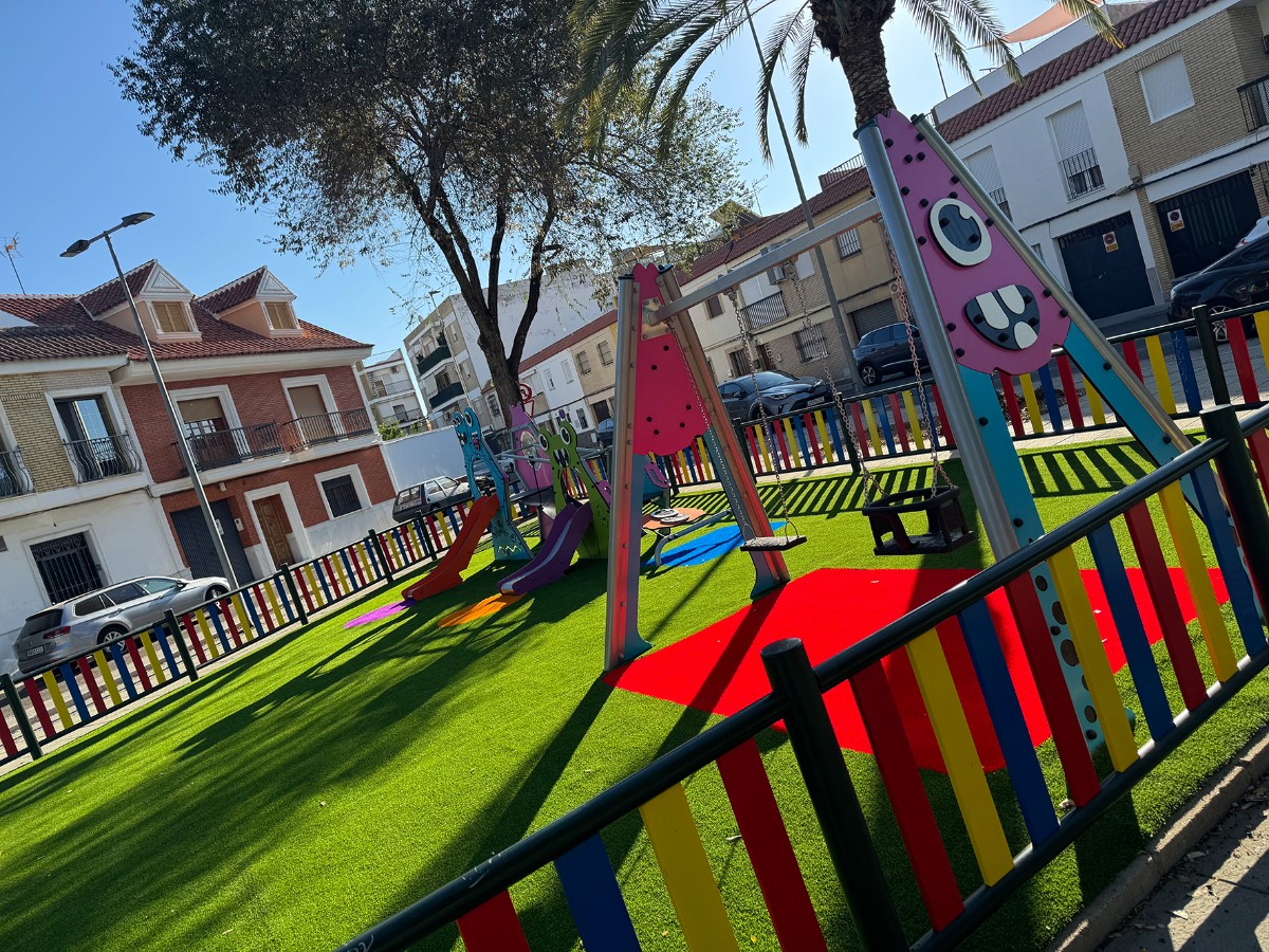 Imagen de la noticia: El parque Blas Infante de San José reabre con juegos nuevos y suelo amortiguado