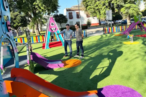 Imagen de la noticia: El parque Blas Infante de San José reabre con juegos nuevos y suelo amortiguado