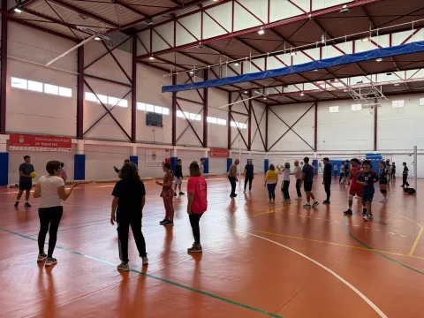 Imagen de la noticia: Lebrija reúne a mayores, estudiantes y jóvenes franceses en una jornada de deporte inclusivo