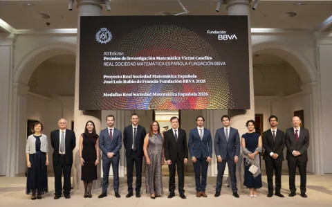 Imagen de la noticia: Antonio Durán, catedrático de la Hispalense, recibe la Medalla de la RSME