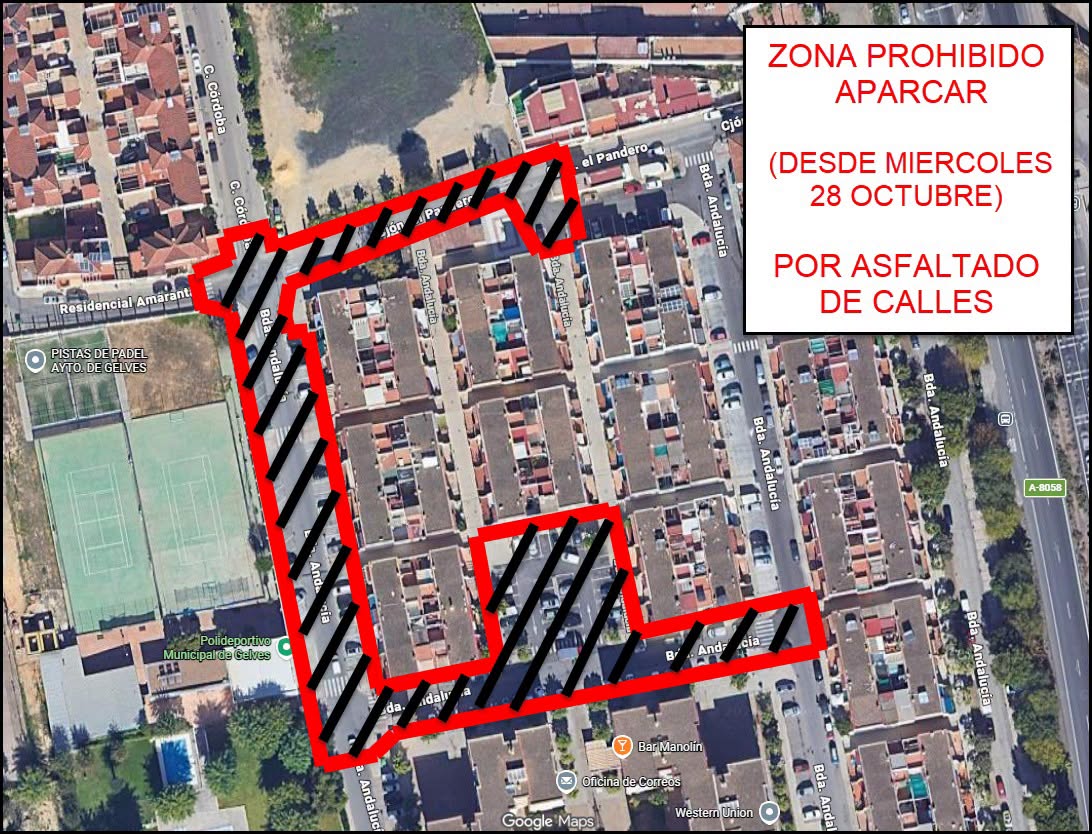 Vista aérea de un barrio con calles residenciales, pistas de pádel y un polígono marcado en rojo y rayado que indica zona prohibida para aparcar.