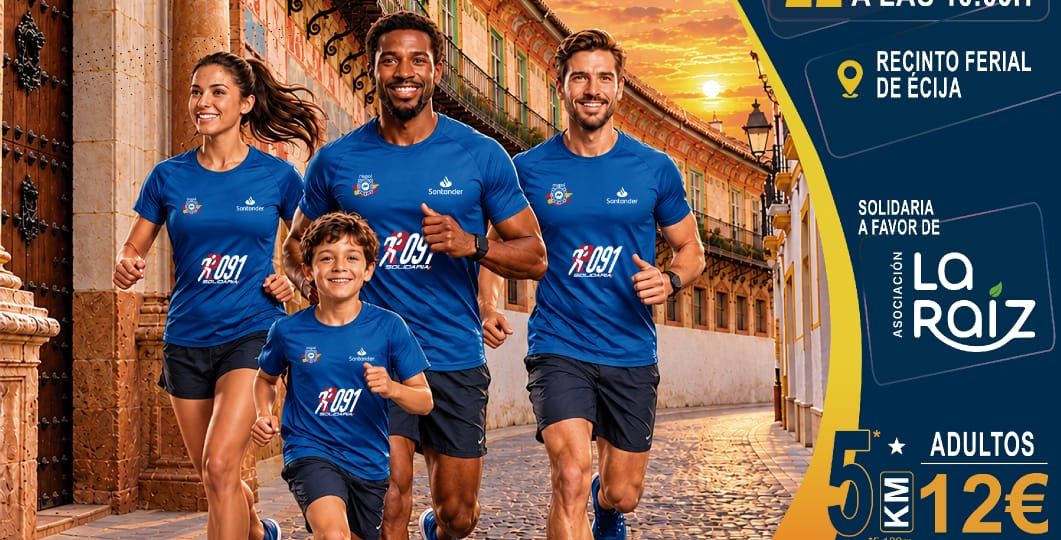 Tres adultos y un niño con camisetas azules corriendo por una calle empedrada, junto a un cartel de una ruta solidaria.