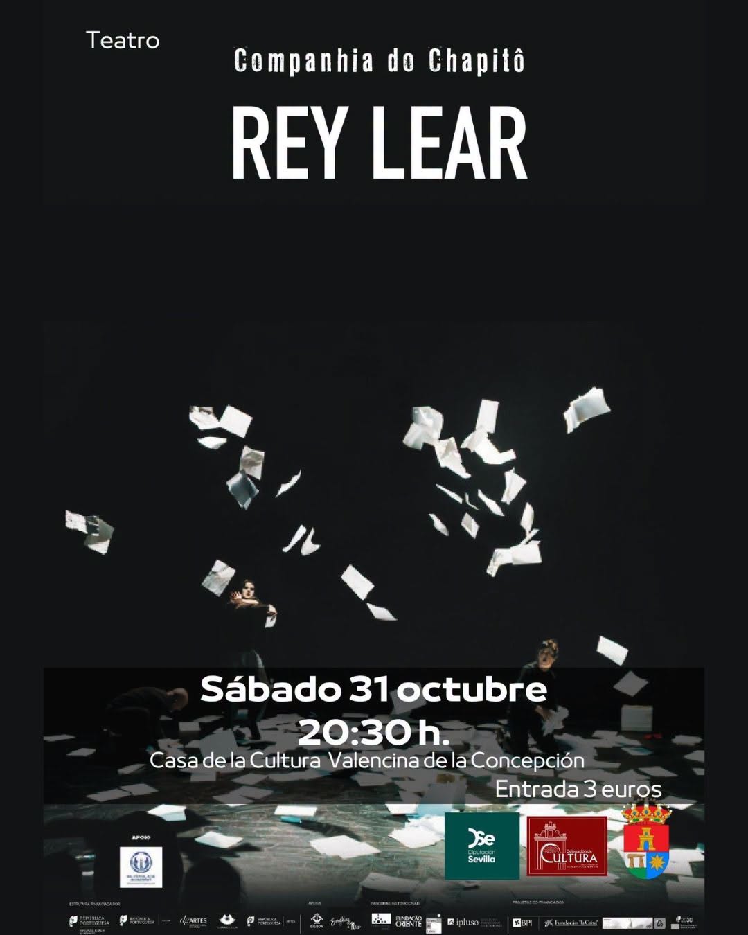 Cartel teatral sobre fondo negro con el título Rey Lear y papeles blancos cayendo alrededor de dos figuras.