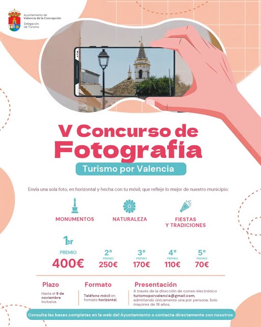 Cartel del V Concurso de Fotografía de Turismo por Valencia, con una mano sujetando un móvil que captura una torre de iglesia.