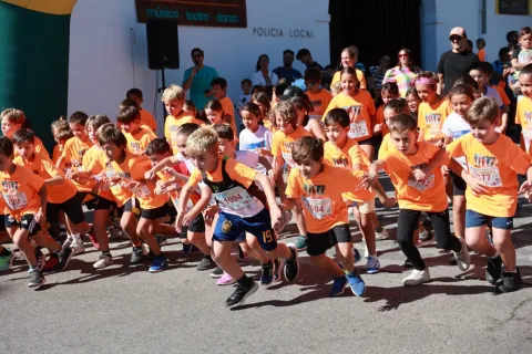 Imagen de la noticia: Tomares reúne a 879 corredores y cierra la carrera por Darío