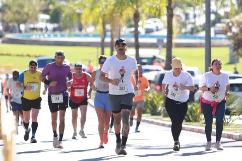 Imagen de la noticia: Tomares reúne a 879 corredores y cierra la carrera por Darío