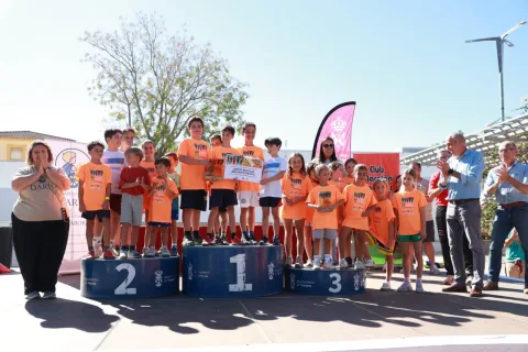 Imagen de la noticia: Tomares reúne a 879 corredores y cierra la carrera por Darío