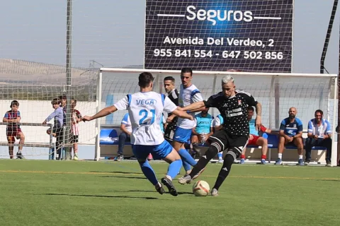 Imagen de la noticia: El San José gana 0-2 en Arahal con dos goles de Diego Rosado