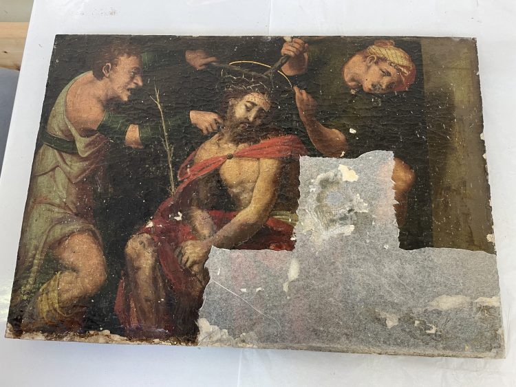 Pintura sobre tabla con tres figuras: un hombre sentado con corona de espinas y dos sayones a su alrededor, con una gran zona perdida en la parte inferior derec