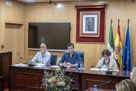 Imagen de la noticia: Estepa municipaliza la Unidad de Día y reasfalta la avenida de Andalucía
