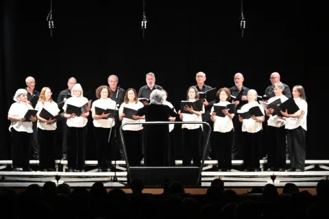 Imagen de la noticia: Tomares homenajea a su coral polifónica por 25 años de música
