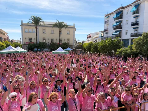 Imagen de la noticia: 9.500 personas tiñen Lebrija de rosa contra el cáncer