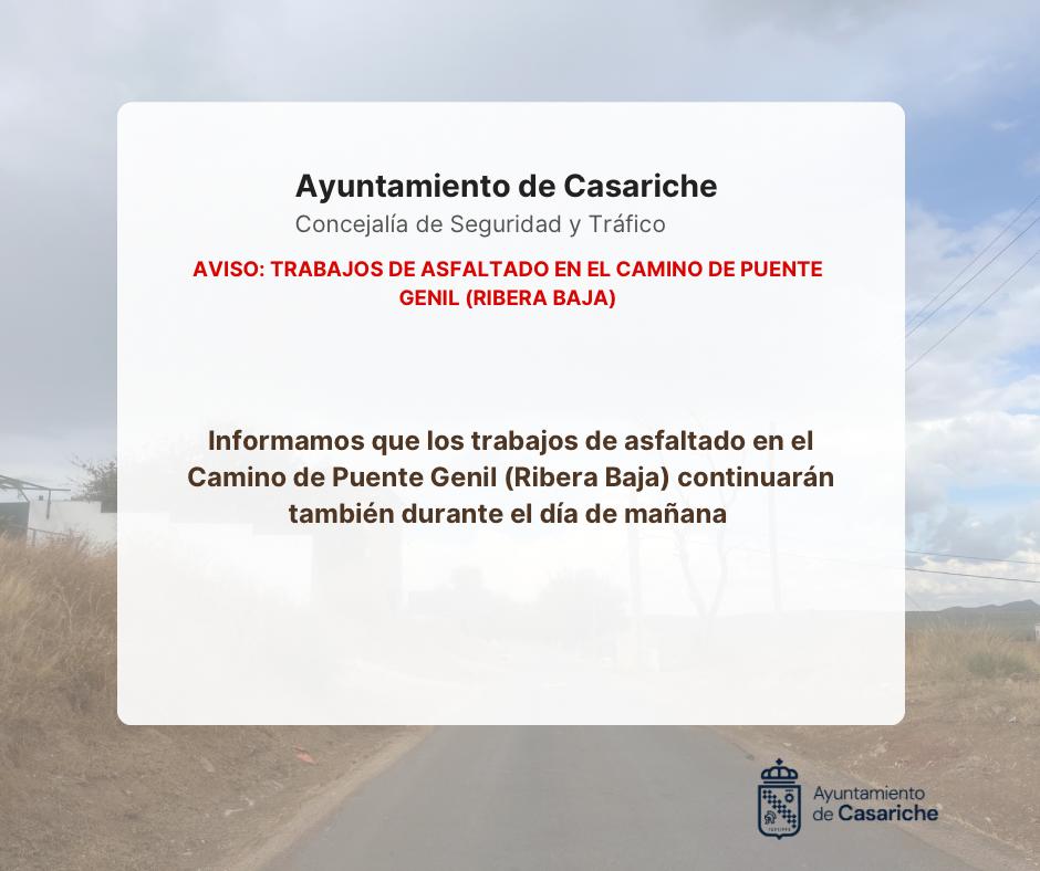 Un cartel del Ayuntamiento de Casariche anuncia la continuación del asfaltado en el Camino de Puente Genil, sobre una carretera.